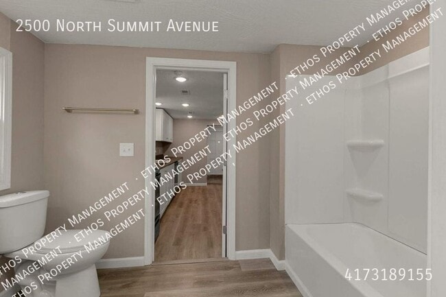 Building Photo - 2500 N Summit Ave