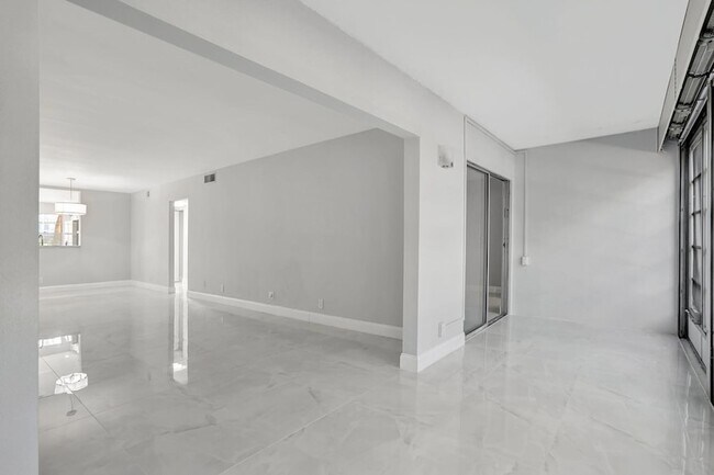 Building Photo - 2202 Lucaya Bend