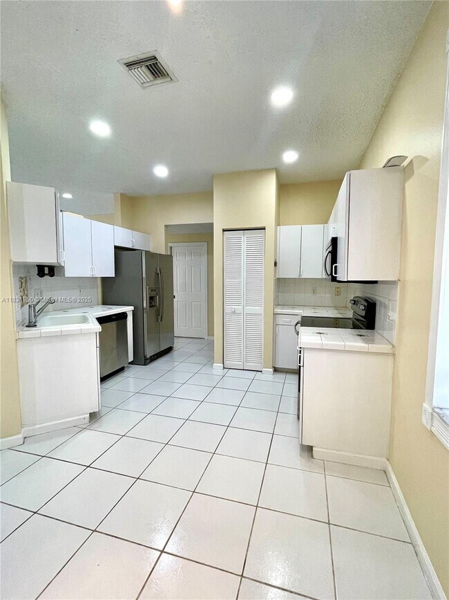Building Photo - 160 NW 97th Terrace