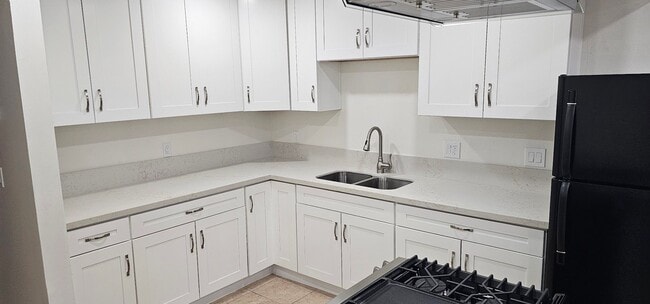 Building Photo - Remodeled 2bed 2 bath Ground level