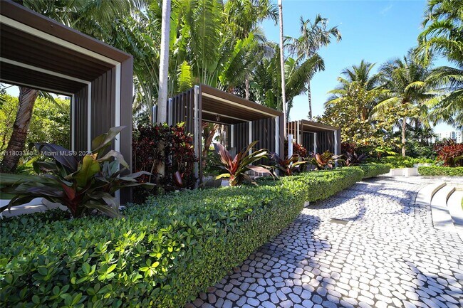 Building Photo - 2020 N Bayshore Dr