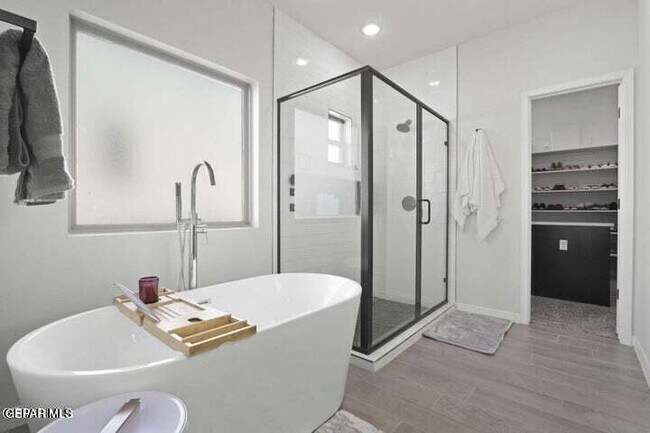 Building Photo - 905 Cottage Pl