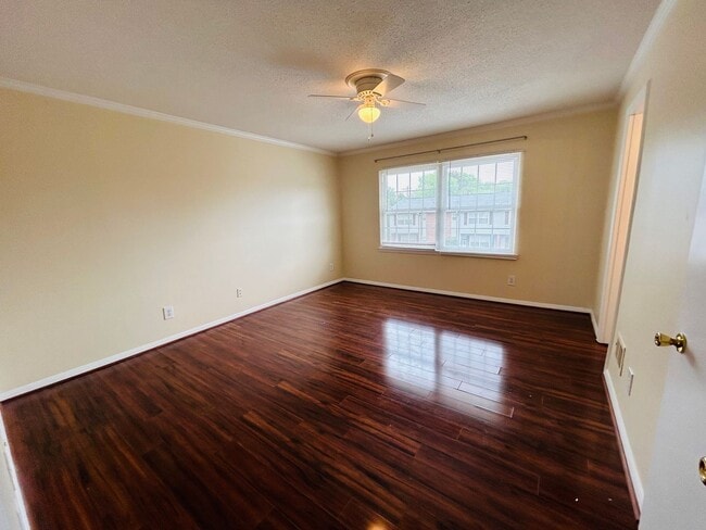 Building Photo - Charming 2 bedroom, 2.5 bathroom townhome in Greensboro w/2 master-suites/community pool