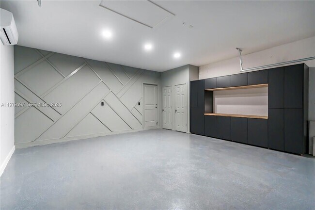 Building Photo - 2541 SE 1st St