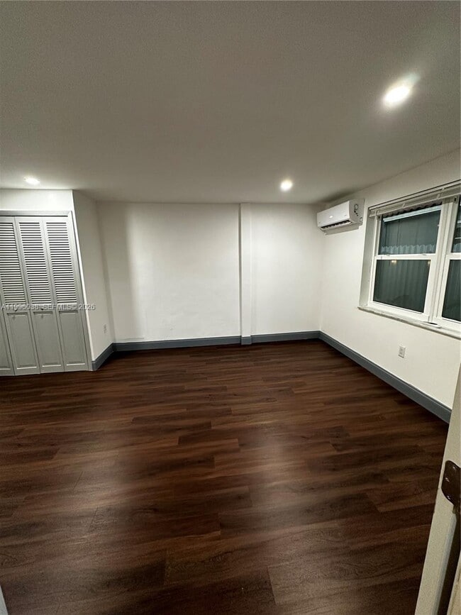 Building Photo - 571 SW 71st Pl