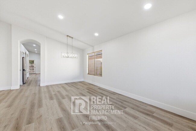 Building Photo - 2420 W Blue Sky Dr