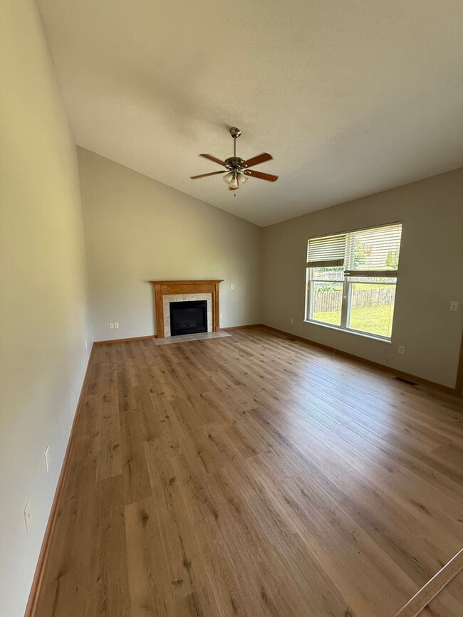 Building Photo - 4 Bedroom, 2.5 Bathroom House in Sycamore ...