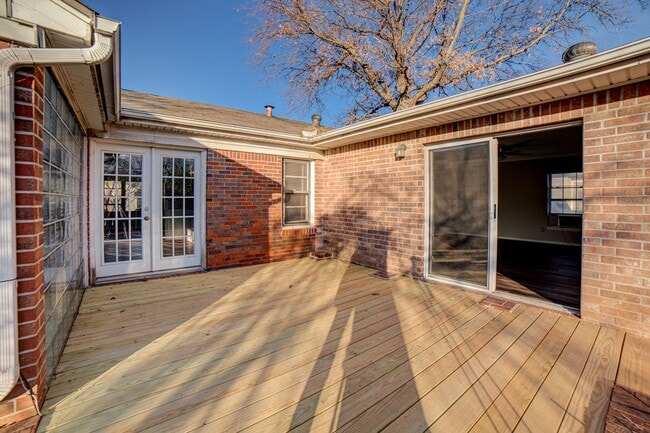 Building Photo - 4 Bed | 2 Bath in Midtown!