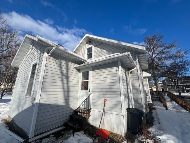 Building Photo - Click the “Apply Now” button or email wapmrentals@gmail.com for a prompt response.