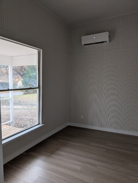 Building Photo - 1007 Bois D'Arc St