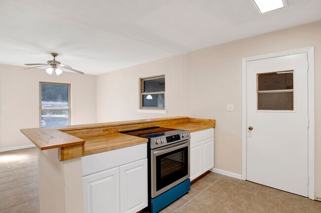 Building Photo - Renovated 3 bedroom home near UWF
