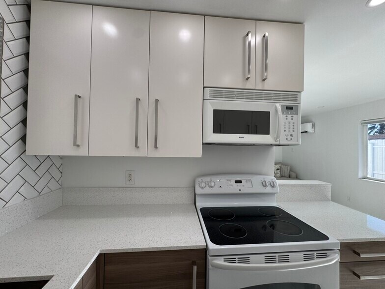 Kitchen. - 2415 Thomas St