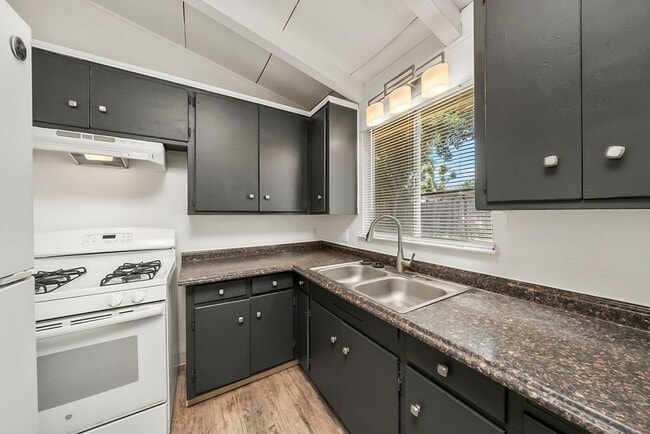 Building Photo - Charming 3 Bedroom 1 Bath Family Home