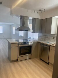Building Photo - Beautiful remodeled home in northeast heig...