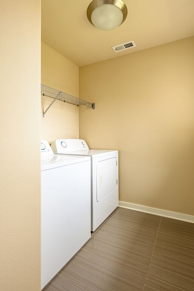 Building Photo - New listing!  Modern, A/C, Washer & Dryer included!