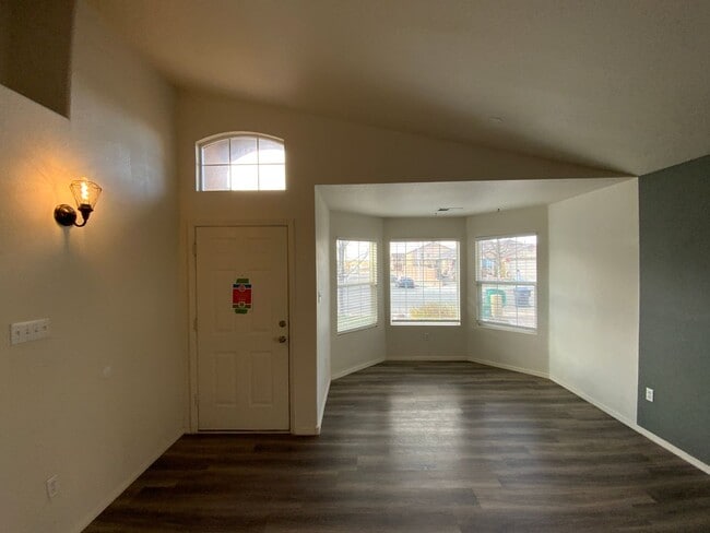 Building Photo - 4 Bedroom Single Story Home Available Near...