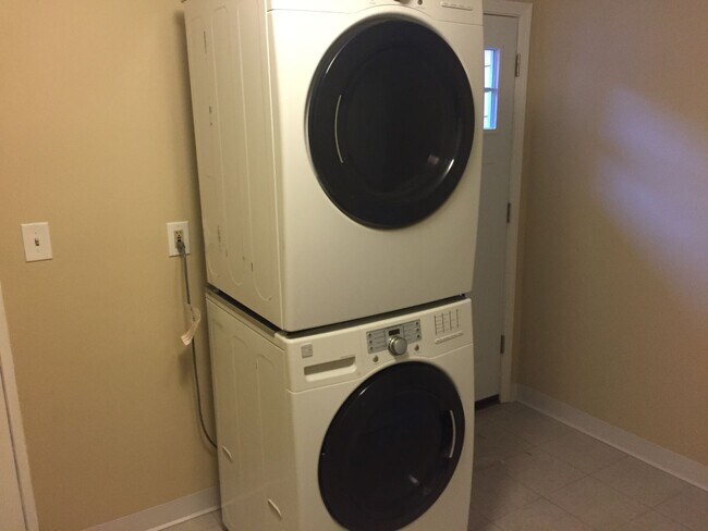 Building Photo - Crisp Duplex, offstreet parking, great backyard too.