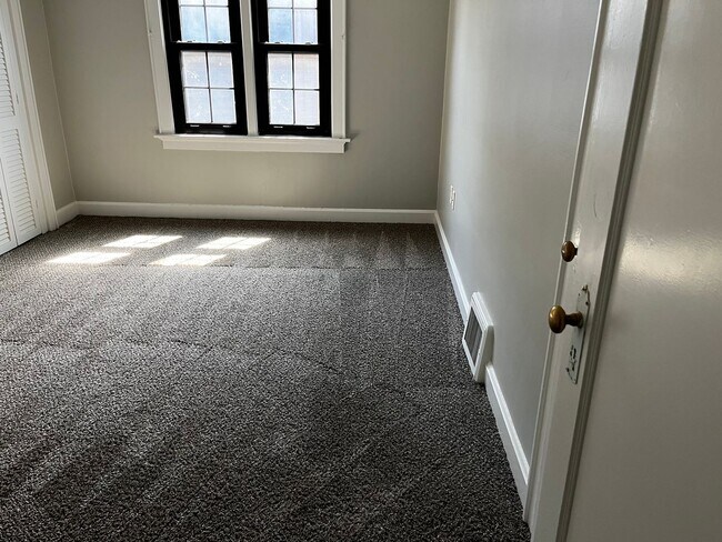 Building Photo - Don't Miss Out!