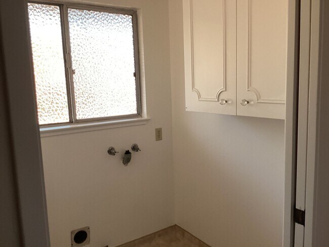 Building Photo - 271 Bowen Ave