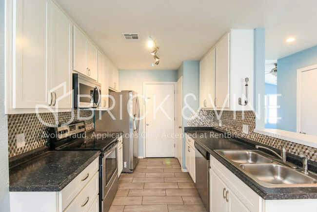 Building Photo - 920 Periwinkle Dr