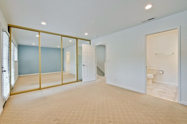 Building Photo - 2-Suite Townhome in Whisman Station Area | Easy Access to 101/237/85