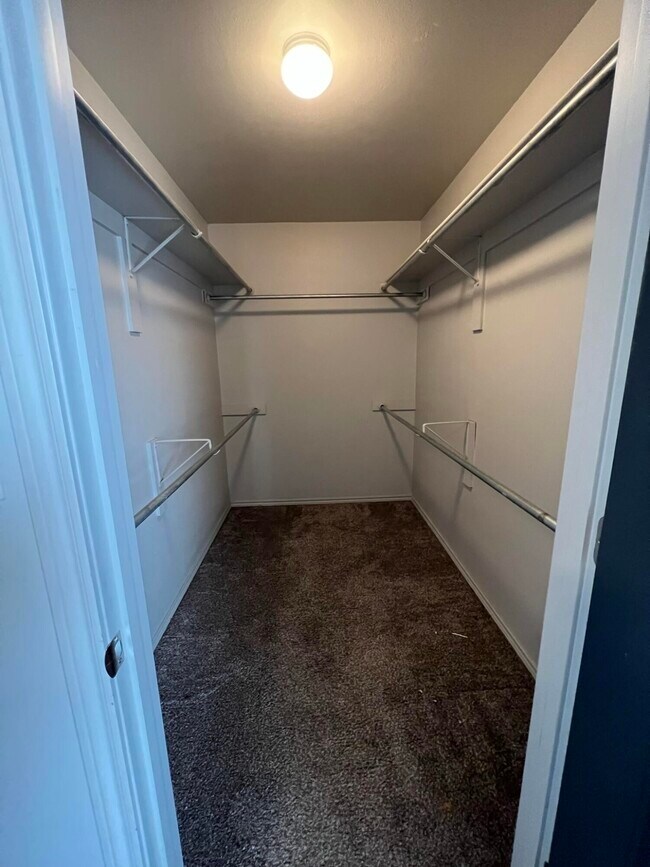 Building Photo - 716 Hillshire Ave