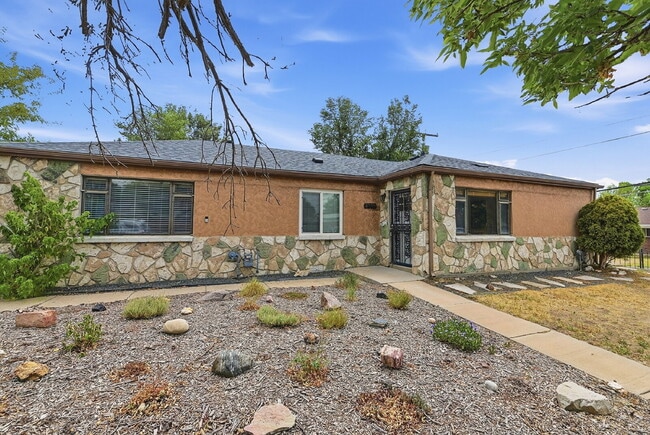 Building Photo - $2,020.95, 2 Beds - 2 Bath, Duplex in Denver with Washer and Dryer!