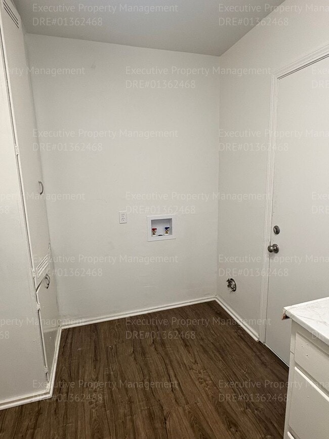 Building Photo - 1 bedroom/ 1 bathroom home with modern ame...
