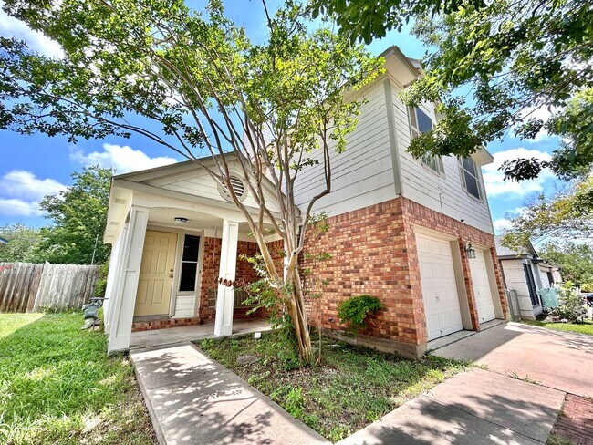 Building Photo - Spacious 3BR/2.5BA Two-Level Home with Fen...