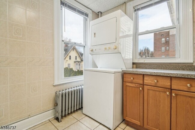 Building Photo - 44 Elm St