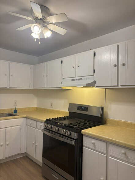 Kitchen - 818 Quince Orchard Blvd