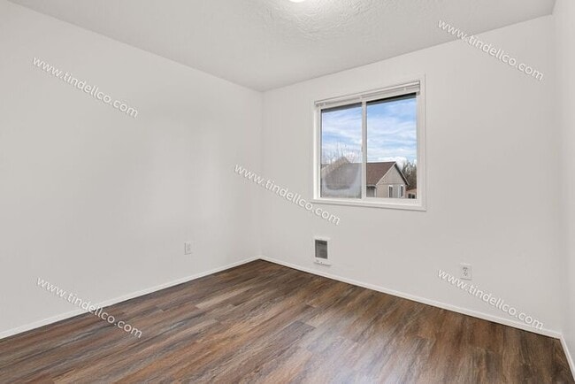 Building Photo - 3 Bedroom Home with New LVP, Fenced Yard & Attached Garage located on Cul-De-Sac!