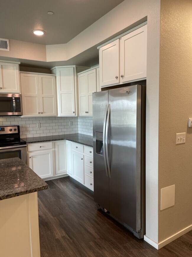 Building Photo - Luxury Rowhouse w/ 2-Car Garage in NE Ft. Collins