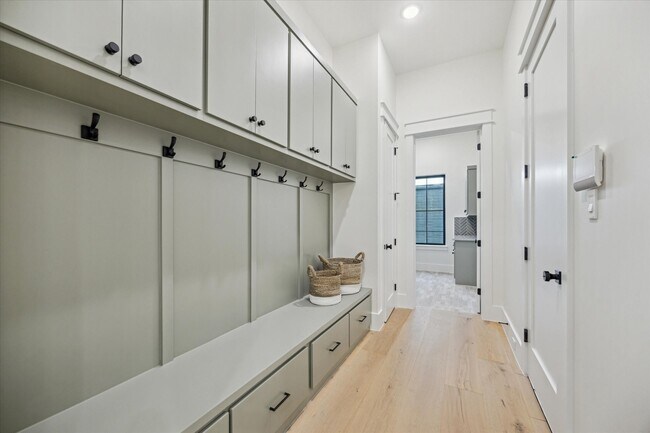 Building Photo - 431 W 30th St