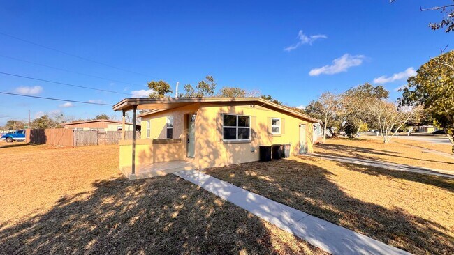 Building Photo - $300 off of a month of rent! Charming 3-Bedroom Home in Deltona! – Pets Welcome (Up to 30 lbs) – ...
