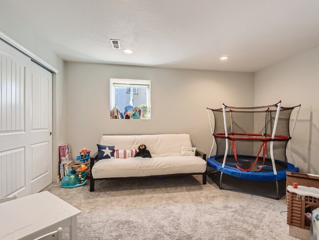 Building Photo - Castle Oaks 6 Bedroom Home With Finished Basement (Available September 7th)