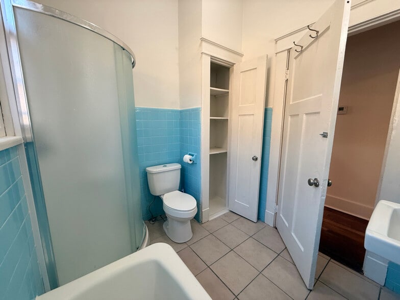 Building Photo - 2925 Bruxelles St