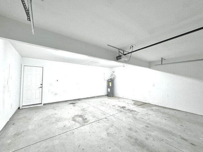 Building Photo - 704 E Chestnut Ave