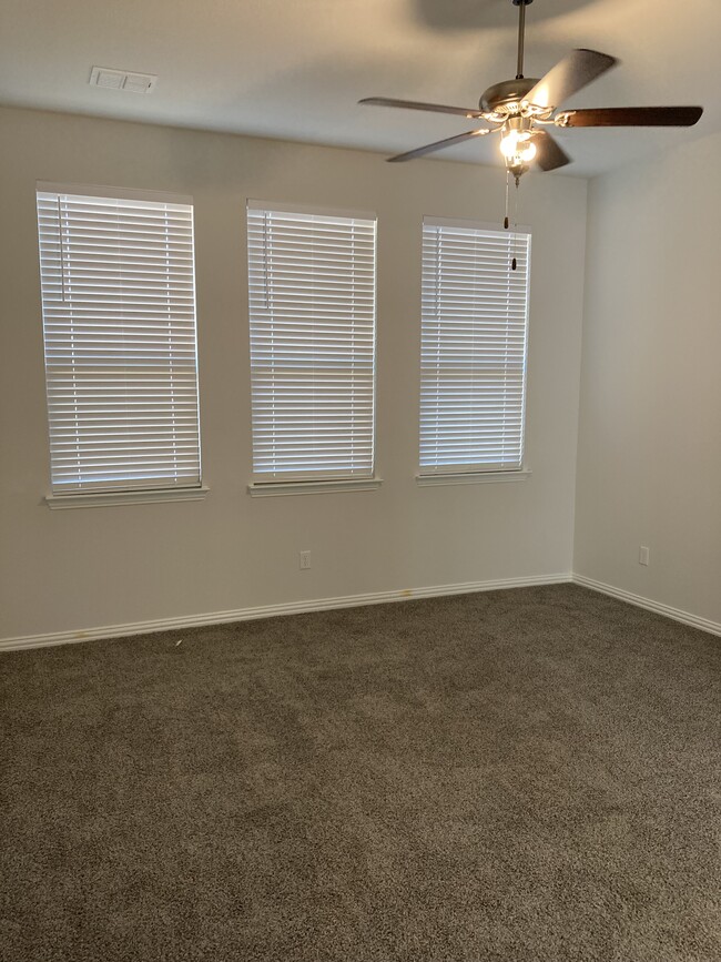 Building Photo - 3908 Chesapeake Ln