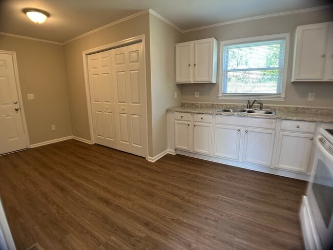 Building Photo - 1806 Alpine Dr