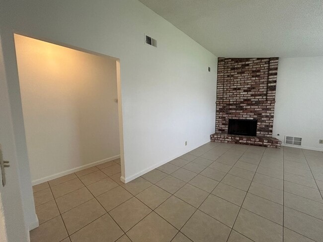 Building Photo - Lovely 3-Bedroom, 2-Bath Home with Spacious Backyard