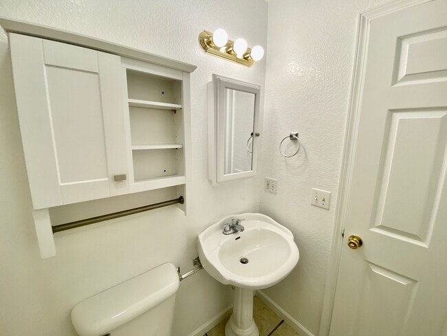 Building Photo - Candler - Two Bedroom updated apartment