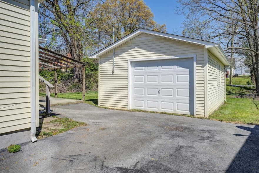 Building Photo - 220 Highland Ave