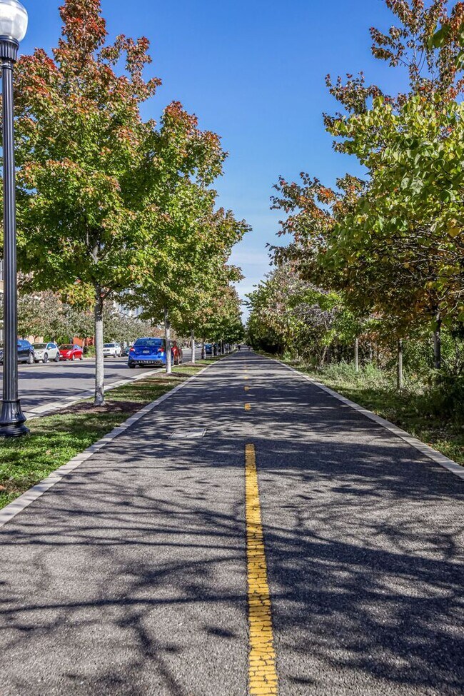Building Photo - Updated 3br/2.5ba Condo Townhome Alexandria Walk to Metro