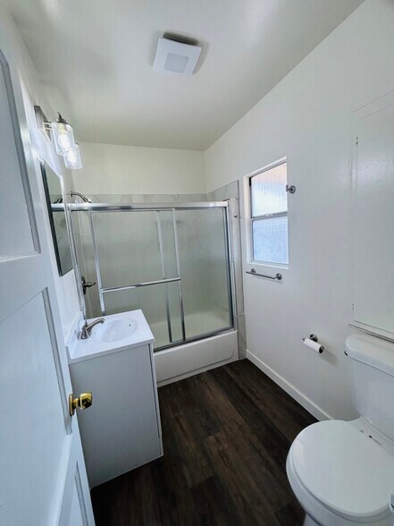 Building Photo - 1029 W 84th St