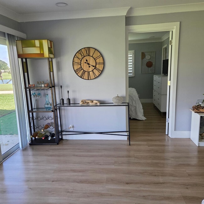 Building Photo - 300 SW Golfview Terrace