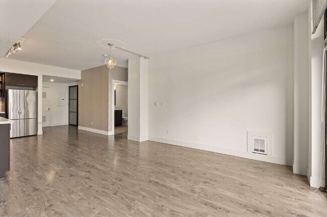 Building Photo - Open 2bdrm 1 bath with floor to ceiling windows!
