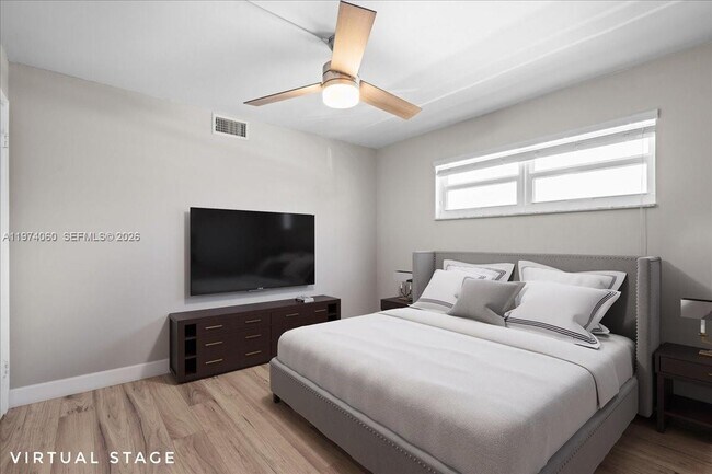 Building Photo - 811 S Hollybrook Dr