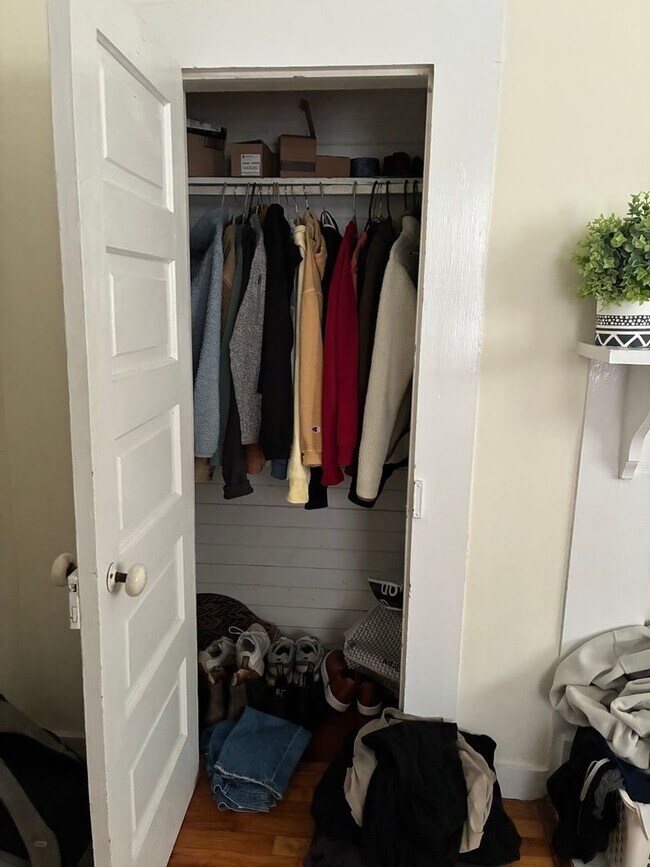 Building Photo - 3 Bedroom home near downtown and campus.