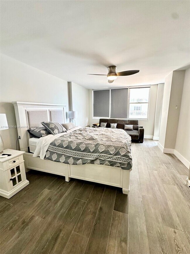 Building Photo - 6039 Collins Ave